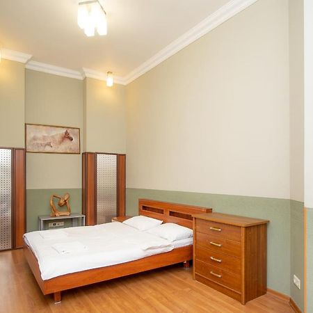 Ferienwohnung Простора 3 Кімнатна Біля Майдану Незалежності Kiew Exterior foto